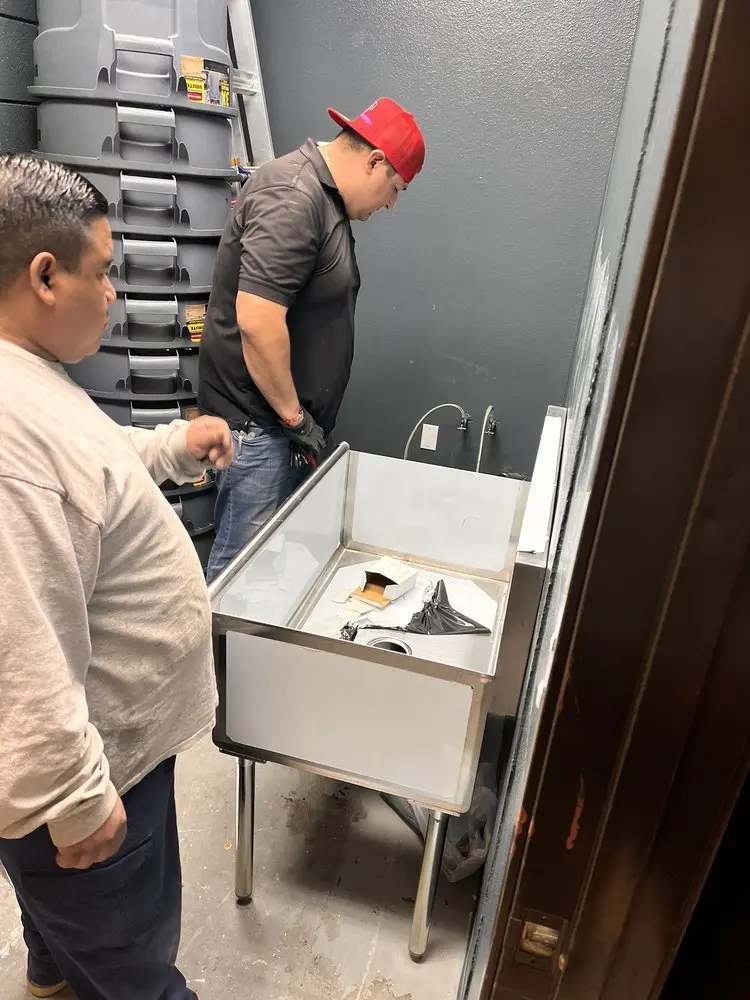 Commercial plumbing and sink installation in Las Palmas De La Quinta